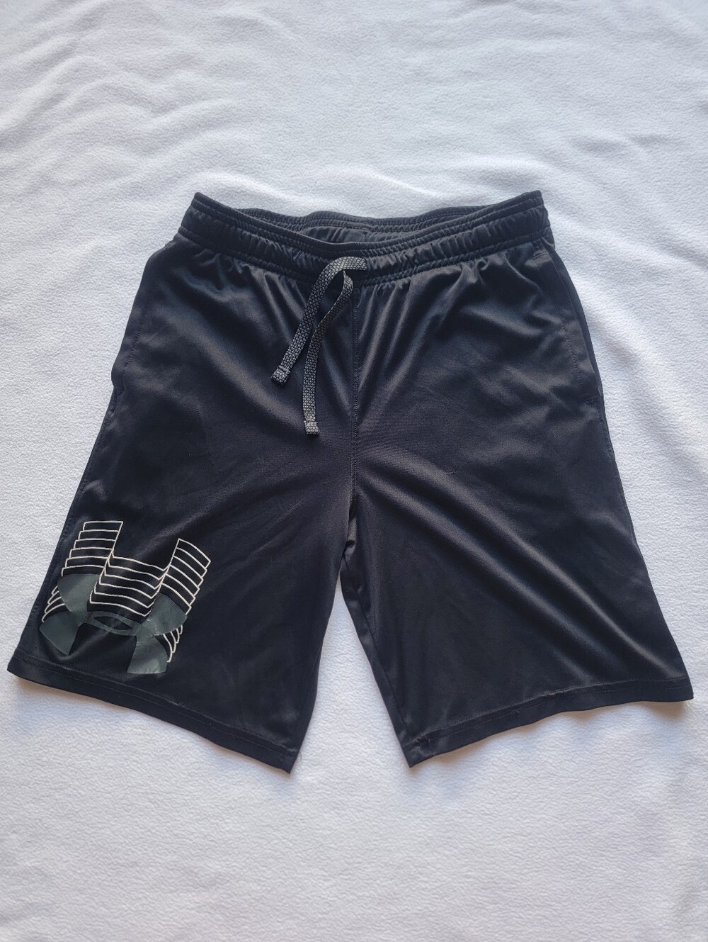 UA Under Armour HeatGear Loose 2 Pockets Black Shorts Boy Youth Large Logo